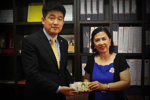 Dr Kim Seong Yong Gives Scholarship To TSU