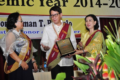 Cong Roman Romulo Receives Plaque Of Appreciation From Dr Myrna Q Mallari